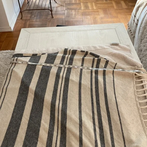 Michael Stars linen blend stunning poncho/cape w/fringes. From Saks. Worn once - Picture 11 of 11